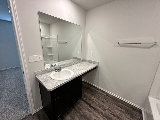 Building Photo - Move -in Special: Stunning 4-Bedroom, 2-Ba...