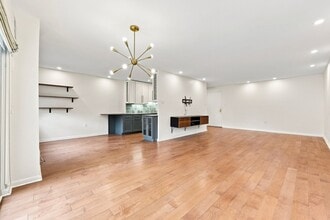 Building Photo - 1640 Oakwood Dr