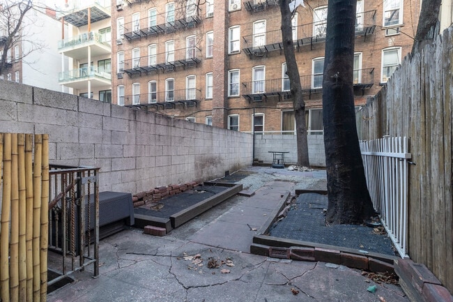 Building Photo - 250 E 82nd St