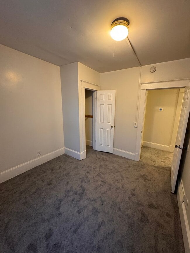 Building Photo - AVAILABLE Now! Wonderful 2 Bedroom, 1 Bath, Upper Level Unit with quick access to 94 and Downtown...