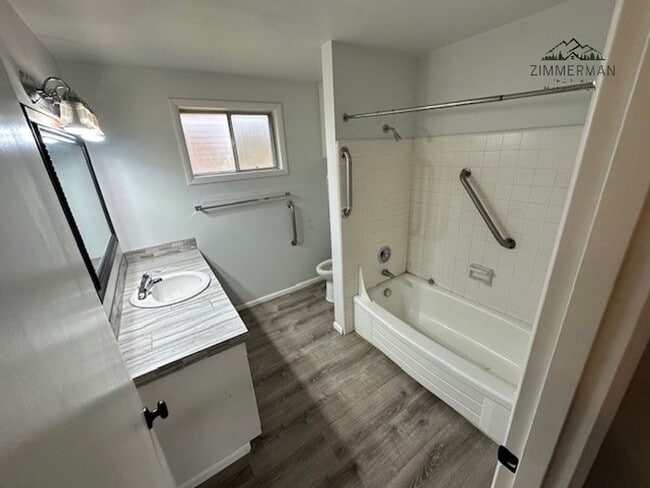 Building Photo - Must see 2 bedroom 1 bath