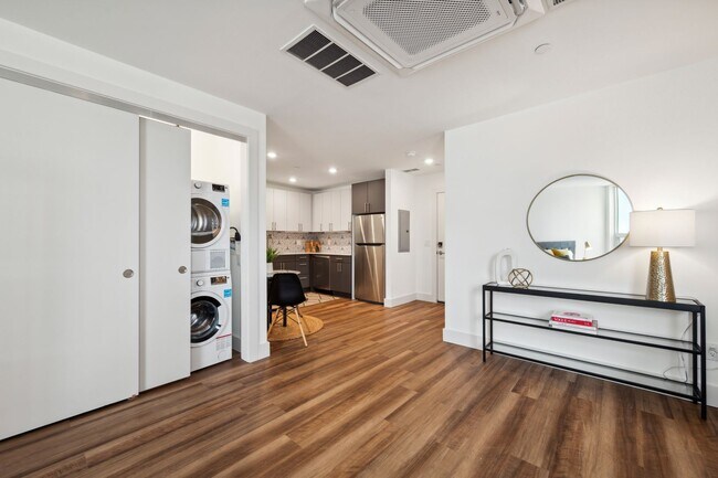 Building Photo - Bright Studio Apartment with large kitchen in Brewerytown!