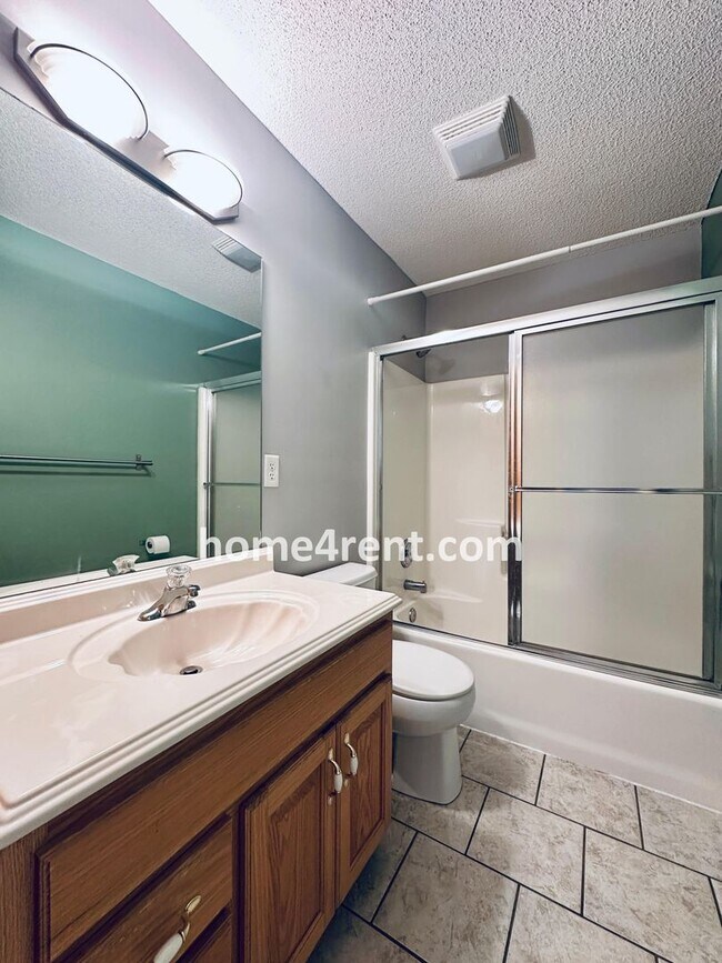 Building Photo - Overland Park Raised Ranch, Primary Suite ...