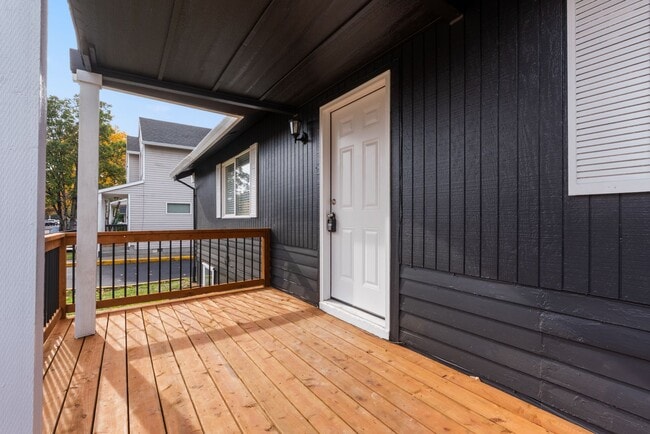 Building Photo - Spacious 5-bed, 2.5-bath home available in SE Portland