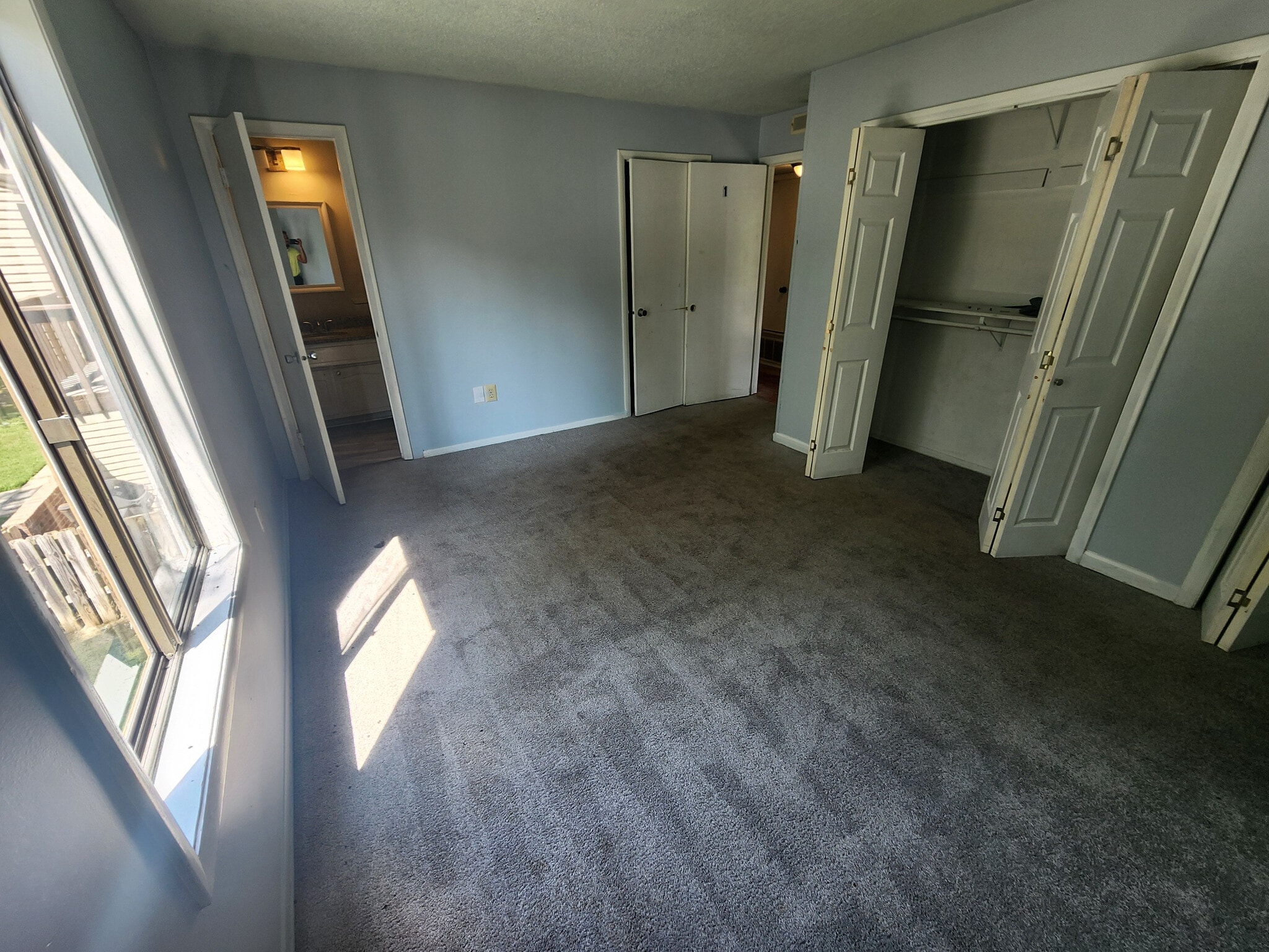 Building Photo - Room in Apartment on N Hamilton St