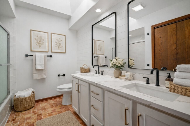 Building Photo - 107 E Winchester Rd