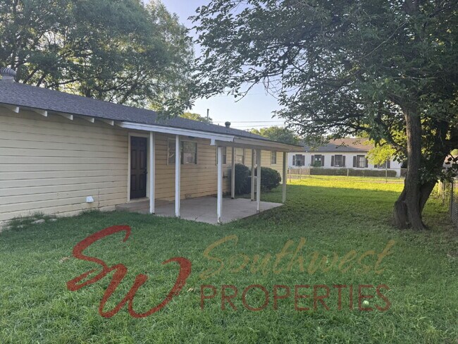 Building Photo - 3 bedroom  1 1/2 baths featuring large bedrooms and fenced yard!