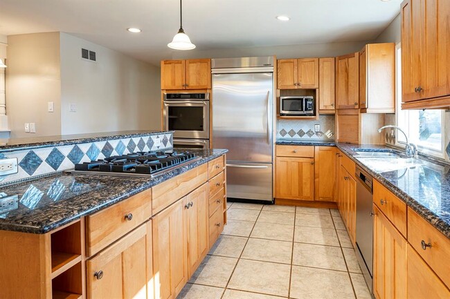 Building Photo - 6605 Deloache Ave