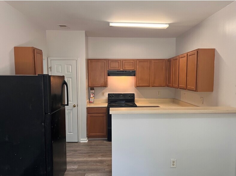 Building Photo - 637 Pointe S Pkwy