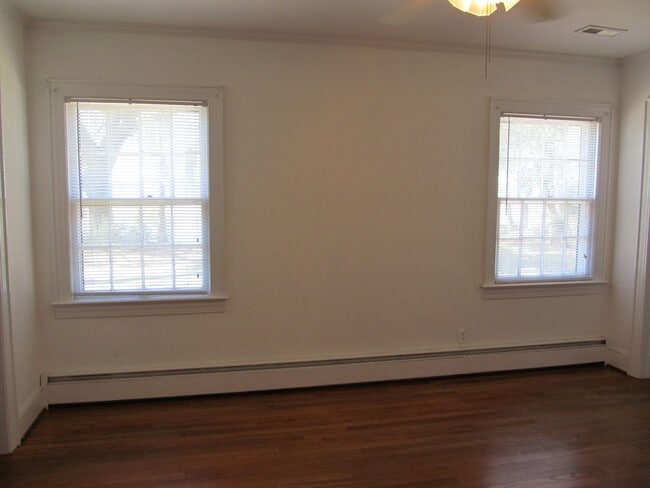 Building Photo - Great Waterfront Retreat