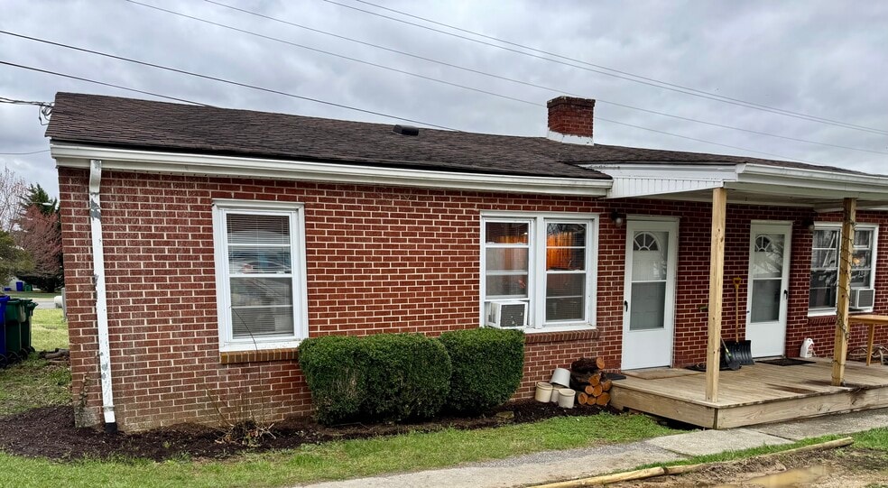 Building Photo - 1102 Airport Rd