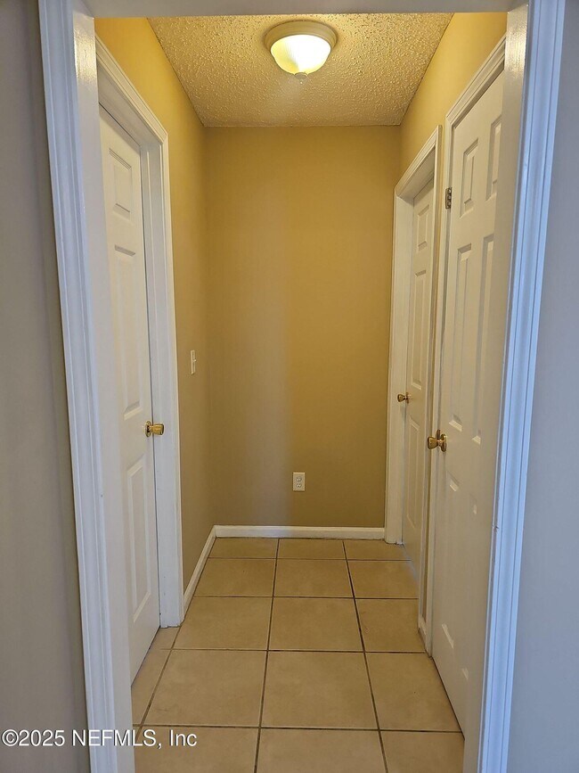 Building Photo - 1971 Belhaven Dr