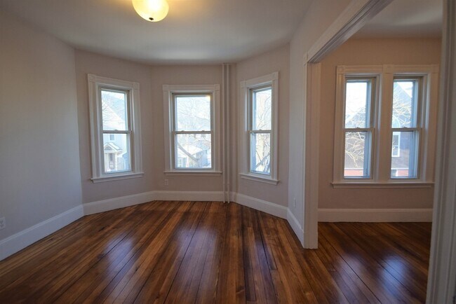 Building Photo - 755 Saratoga St