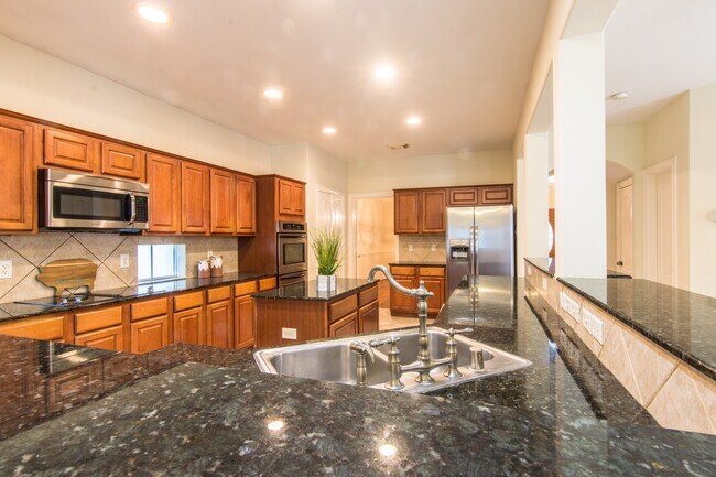 Building Photo - 1547 Lakeside Enclave Dr