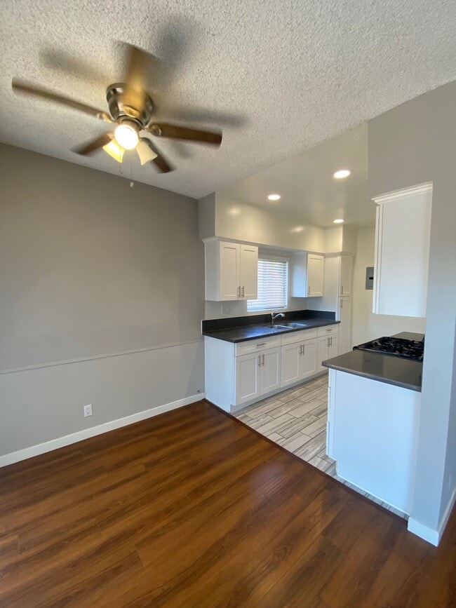 Building Photo - 1411 College View Dr