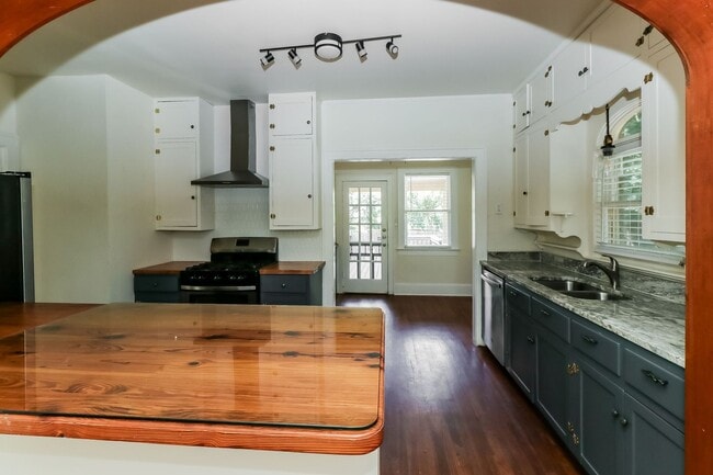 Building Photo - Rare opportunity!