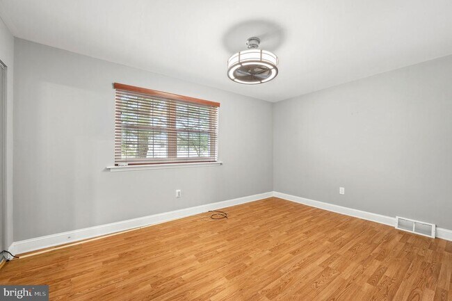 Building Photo - 124 Hampstead Dr