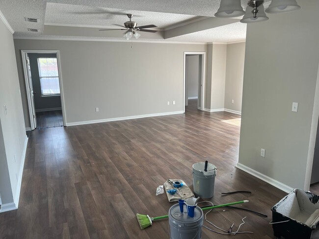 Building Photo - **FALL MOVE-IN SPECIAL: $500 OFF 1st MONTH...