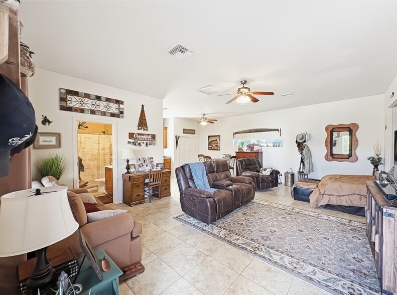 Building Photo - 1033 E Irvine Rd