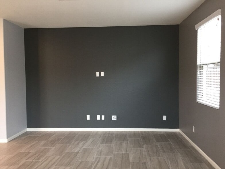 Building Photo - 5404 W Desert Hollow Dr