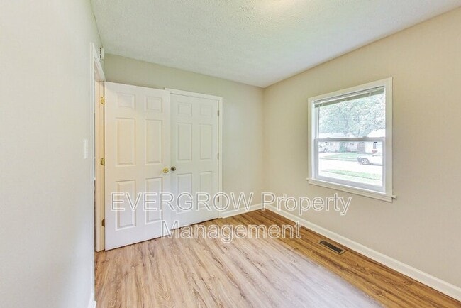 Building Photo - 3962 Strathmore Dr