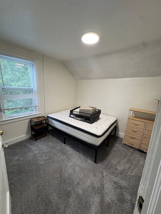 Building Photo - 4-Bedroom Near U-M with Bonus Room | Big Yard & Front Porch | On-site Laundry