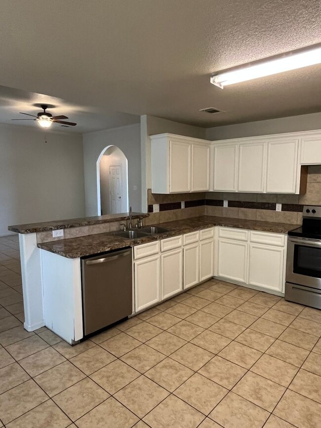 Building Photo - Beautiful Home in Great Location