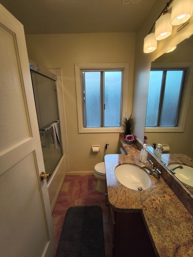 Building Photo - Cozy 3 BD/2 BATH Single Family Home With 2 Floors Located in Albany, Ca.