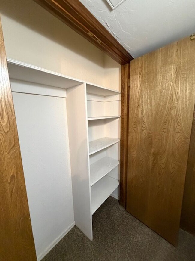 Building Photo - Spacious 2 bed/2.5 Baths - Duplex in the Surrey Hills Addition