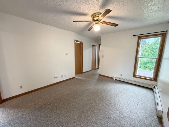 Building Photo - Upper Level 2 Bedroom Apartment - AVAILABLE TODAY