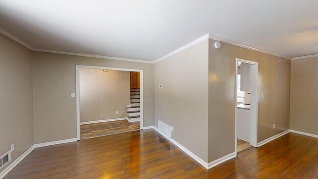 Building Photo - 321 Oak Lake Dr