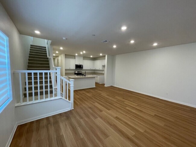 Building Photo - Newer Condo Over 2000 sq feet in Ontario