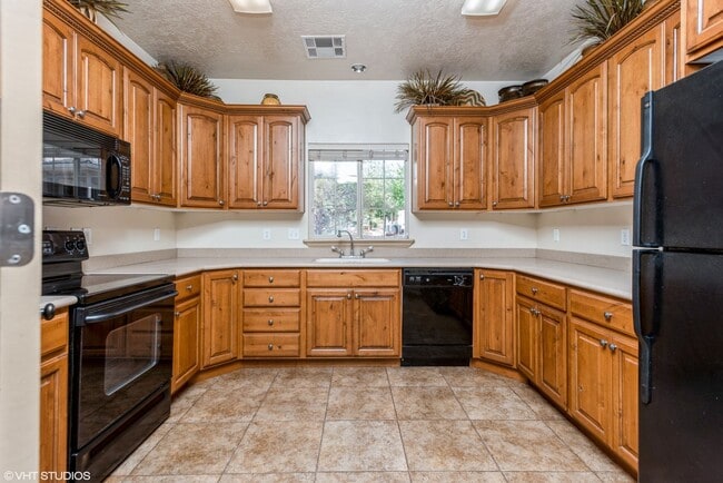 Building Photo - 3 Bedroom Townhome with Private Patio