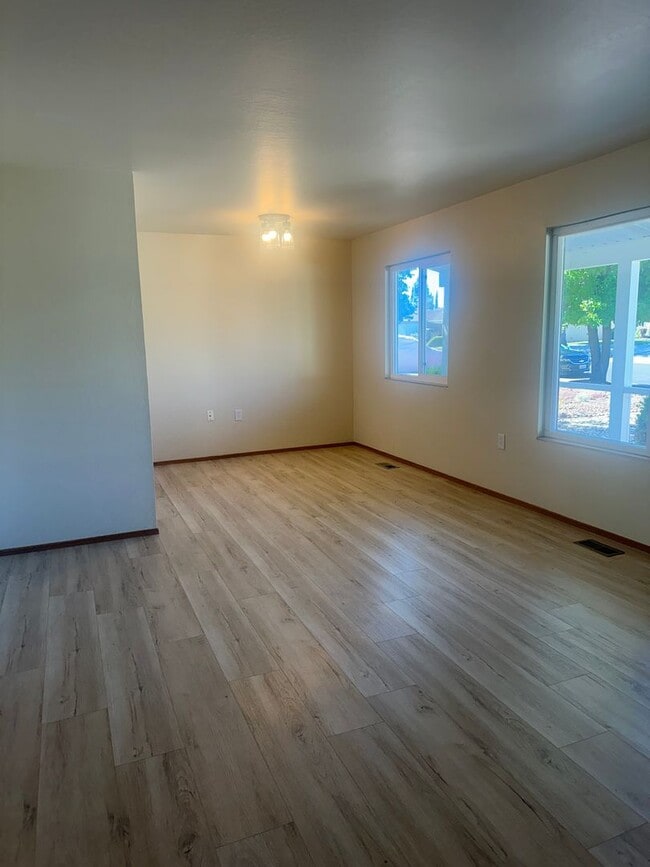 Building Photo - OPEN HOUSE 6/14/26 11:00-1:00