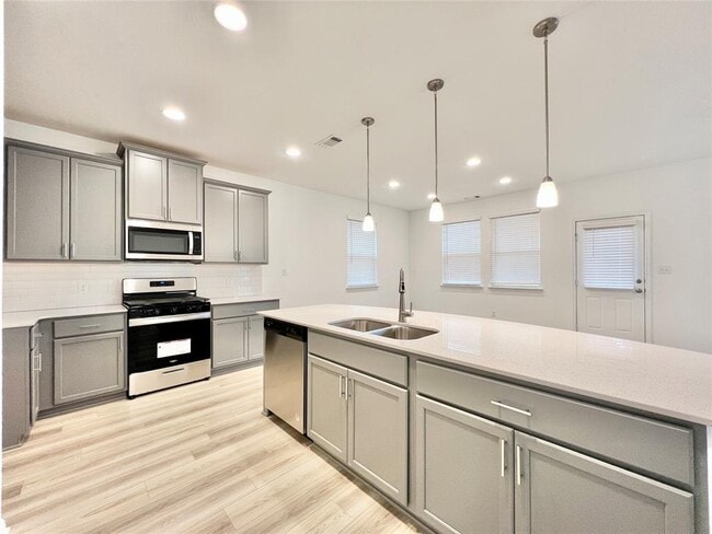 Building Photo - 3200 College Park Dr