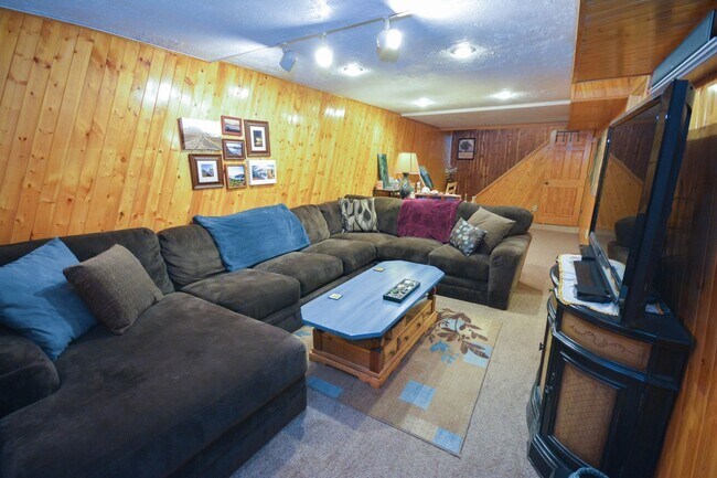 Building Photo - Ranch-style home with great fenced yard & patio!