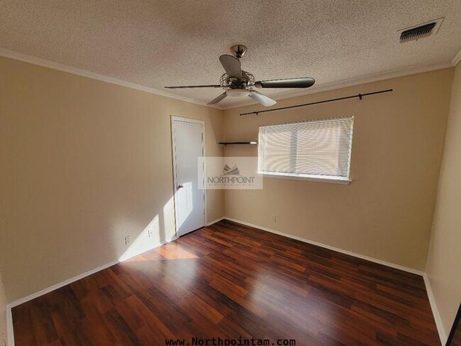 Building Photo - Charming 3 bedroom home ready for immediat...