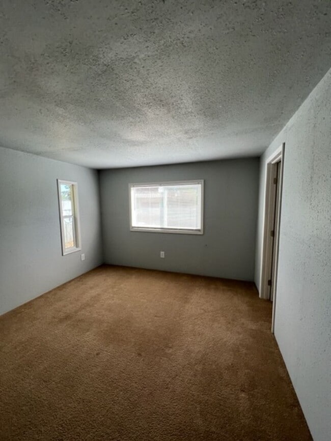 Building Photo - Large 3 Bedroom 2 Bath with Fenced Yard