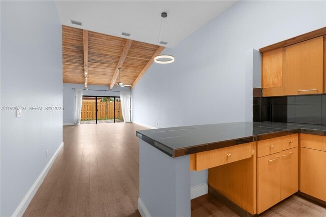 Building Photo - 2627 Parkview Dr S