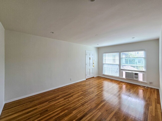 Building Photo - Charming Studio - Prime Los Feliz Location!