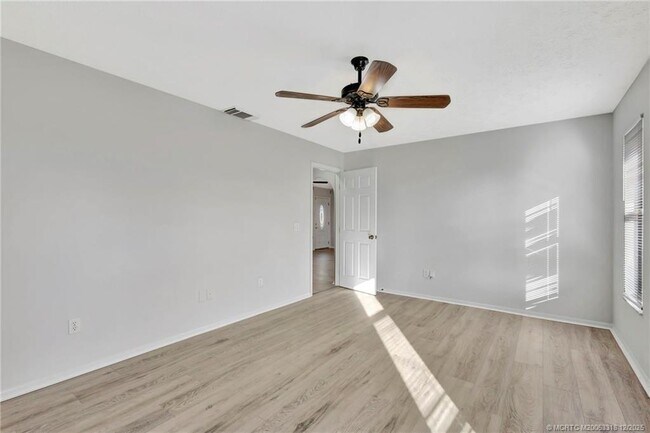 Building Photo - 252 NW Lincoln Ave