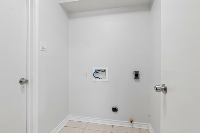 Building Photo - 6915 La Mirada Dr