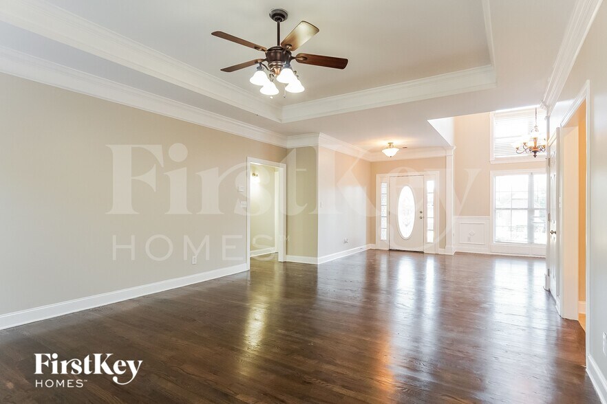 Building Photo - 245 Madison Ln