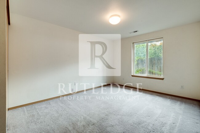 Building Photo - 3 Bedroom / 3 Bath Home Available in the Heart of Shady Cove!