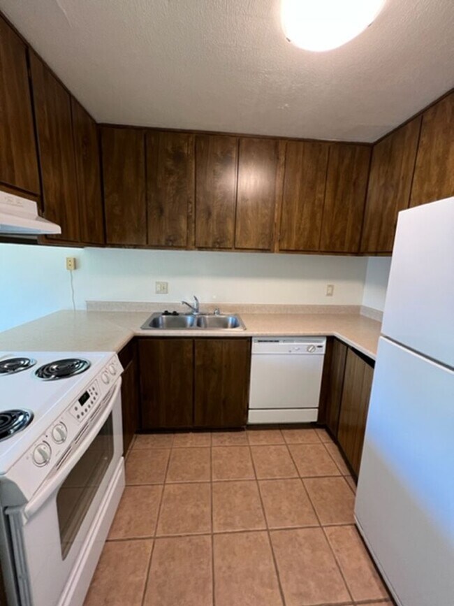 Building Photo - Spacious Condo with Private Patio