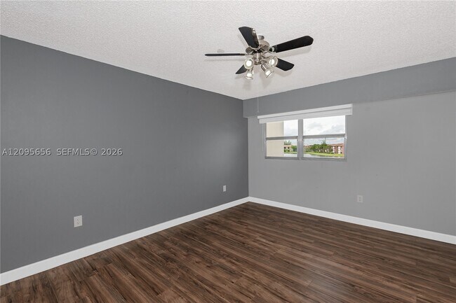 Building Photo - 550 SW 138th Ave
