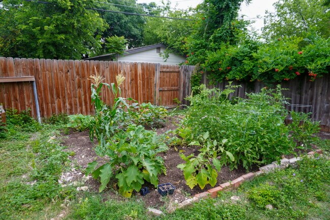 Building Photo - 3br / 2ba house in Woodlawn terrace, close...
