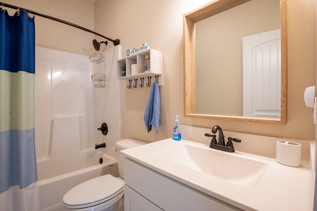 Building Photo - FURNISHED OFF-SEASON MONTHLY RENTAL-STARTI...