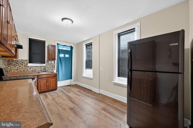 Building Photo - 652 Emerald St