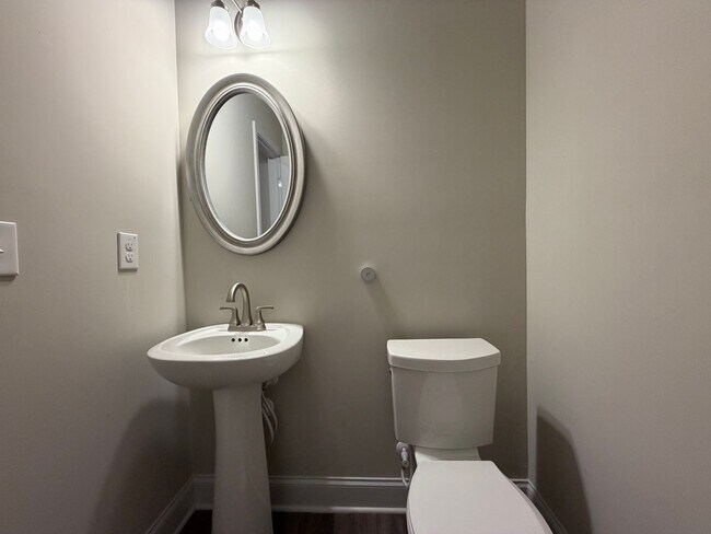 Building Photo - Spacious 4/2.5 House in Rydal- $2,995